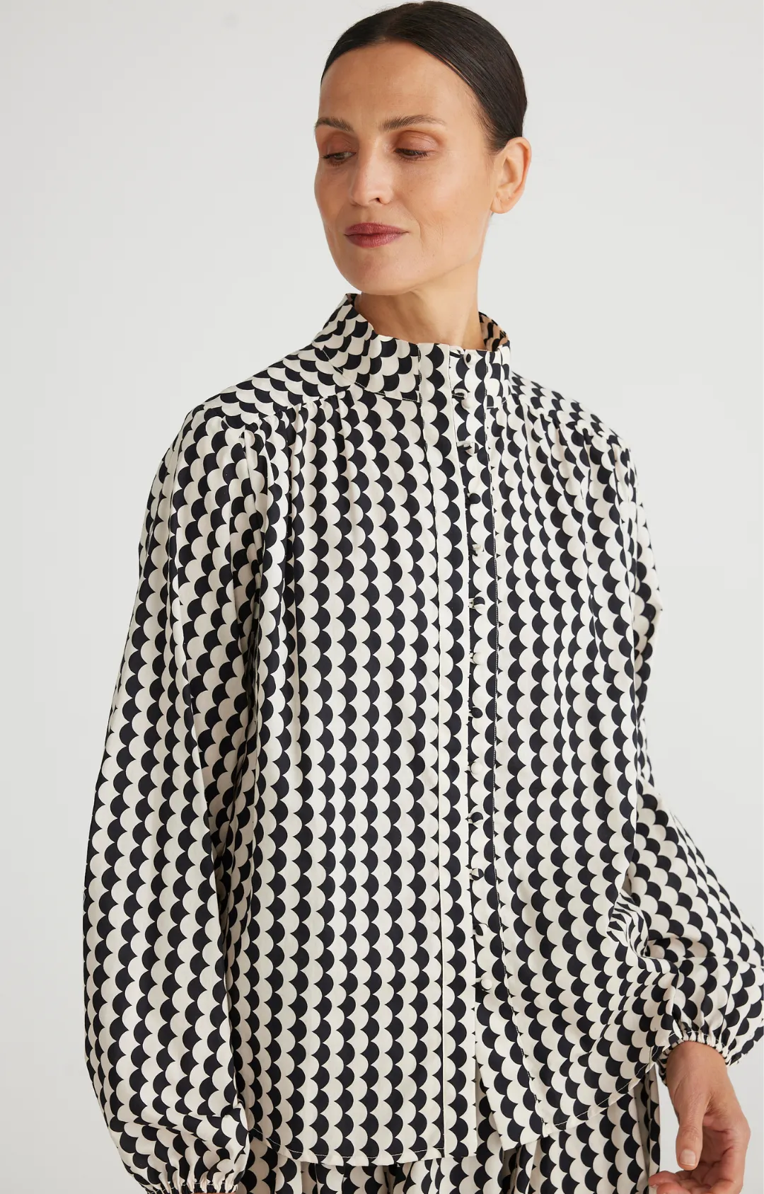 Sylvie Shirt - Black & Off-White Scallop